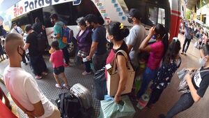Larga fila y aglomeración en frontera por masiva llegada de compatriotas