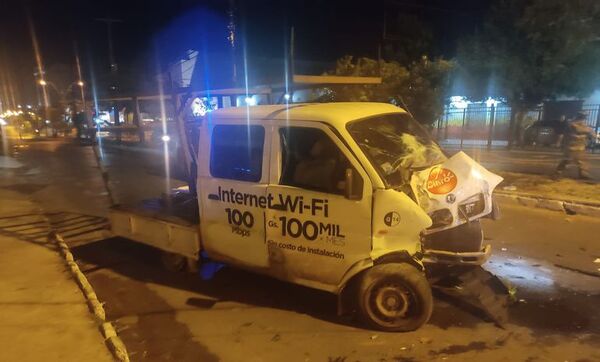 Gomero pierde el control de vehículo y echa un árbol de mango - Nacionales - ABC Color