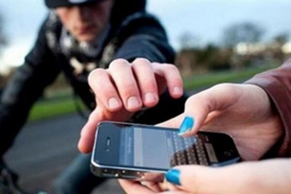 EN PLENA PARADA ROBAN SU CELULAR A UNA MUJER - Itapúa Noticias