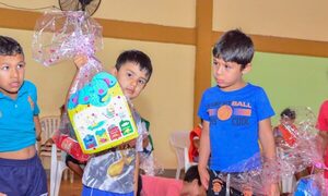 Shopping París sale a entregar regalos a los niños y sus familias por fiestas de Navidad – Diario TNPRESS
