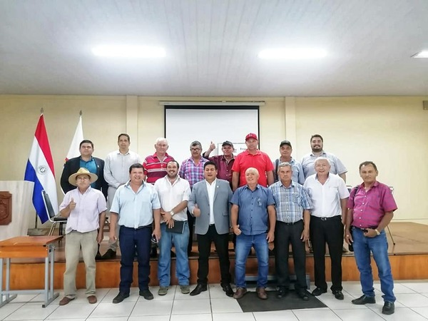 PRODUCTORES YERBATEROS ITAPUENSES Y DE OTROS PUNTOS DEL PAÍS SE REUNIERON CON EL GOBERNADOR - Itapúa Noticias