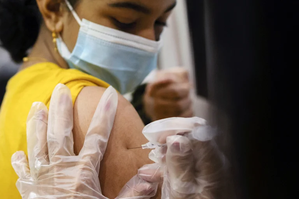 Pfizer estudia tercera dosis de vacuna en menores de 5 años