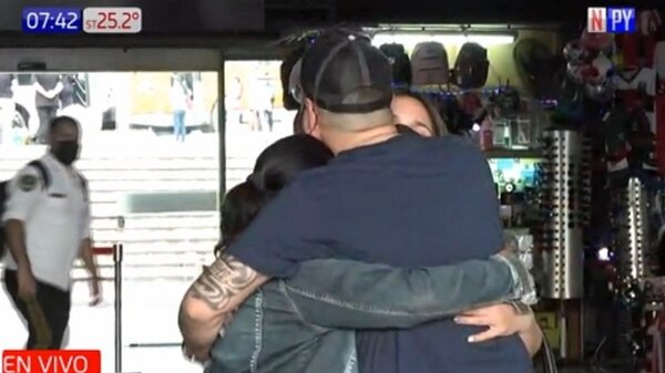 Emotivos reencuentros en la Terminal de Asunción tras retorno de connacionales | Noticias Paraguay
