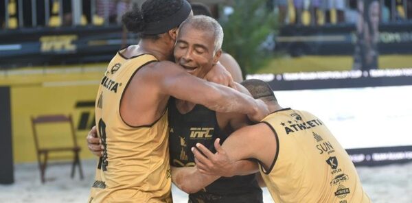 Ronaldinho y Romario, a pura magia en un evento de fútvoley en Río