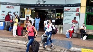 Terminal pide comprar pasajes anticipados y viajar con niños en horario diurno