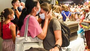 Con alegría y emoción, familias se reencuentran en aeropuerto