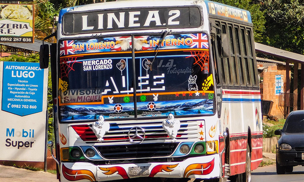 Un pasajero cayó y murió de un bus que estaba jugando “carrera” - OviedoPress