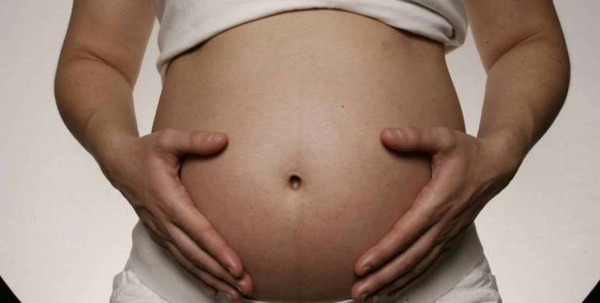 Diario HOY | Insólito: Tiene 50 años y gestará en su vientre a su nieto porque su hija no tiene útero
