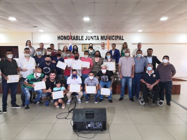 Junta Municipal rinde homenaje a personas y entidades destacadas
