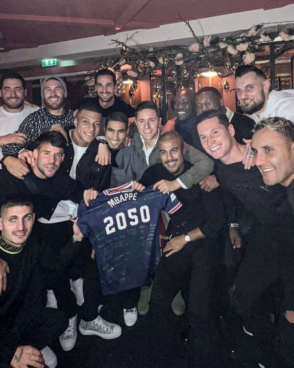 Bromean a Mbappe con una camiseta alusiva a su renovación - El Independiente