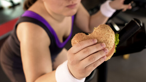 Un McDonald's en China instala bicicletas estáticas para que los comensales se ejerciten mientras comen