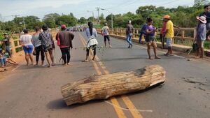 Indígenas alambraron puente y generan caos en el tránsito en Curuguaty - Nacionales - ABC Color