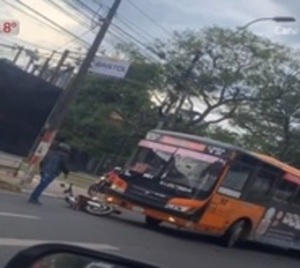 Nerviosismo al límite: Chófer embiste contra motociclista  - Paraguay.com
