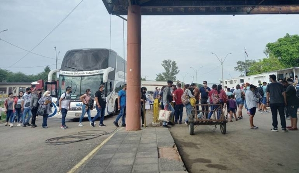 Diario HOY | Excesivas demoras en Puerto Falcón: pasan horas esperando cruzar a Paraguay