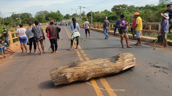 Indígenas “alambran” puente y generan caos en el tránsito en Curuguaty - Noticiero Paraguay