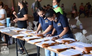 Municipalidad de CDE entrega cestas básicas a familias vulnerables