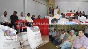 LA GOBERNACIÓN REALIZA ENTREGA DE CORRECTIVOS AGRÍCOLAS EN CARLOS A. LÓPEZ - Itapúa Noticias
