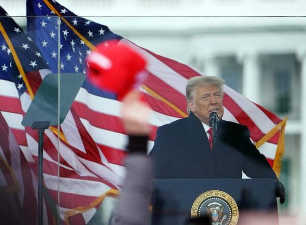 Trump insiste en que el asalto al Capitolio fue una “protesta desarmada” - Mundo - ABC Color