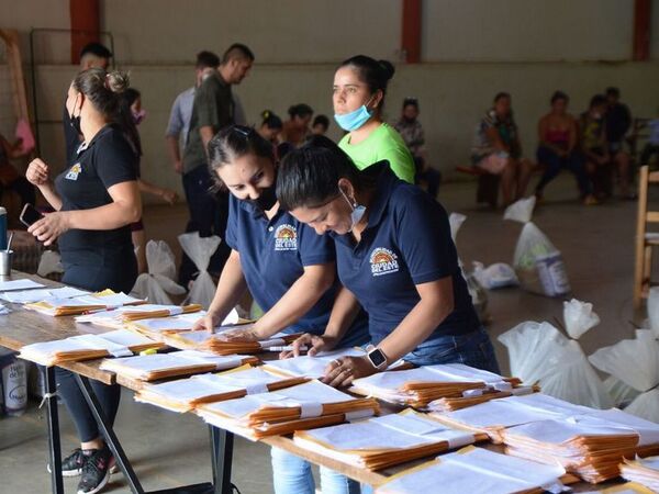 Entregan víveres a familias vulnerables en CDE - ABC en el Este - ABC Color