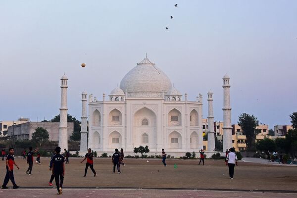 Un indio construye copia del Taj Mahal en señal de amor a su esposa