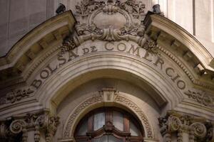 Bolsa cae y dólar alcanza récord tras victoria de izquierdista Boric en Chile