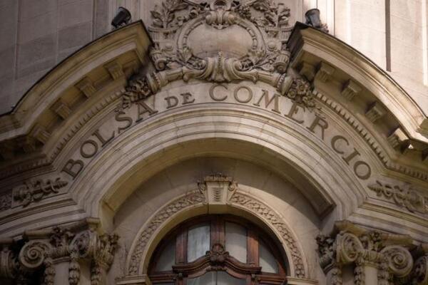 Bolsa cae y dólar alcanza récord tras victoria de izquierdista Boric en Chile