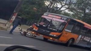 Chofer de bus atropella motocicleta tras reclamo de conductor