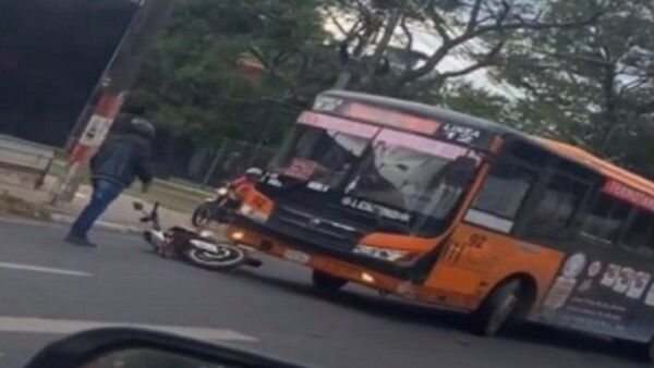 Chofer de bus atropella motocicleta tras reclamo de conductor