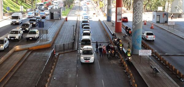 Marinos detienen a agentes municipales por ingresar sin autorización a la zona primaria - ABC en el Este - ABC Color