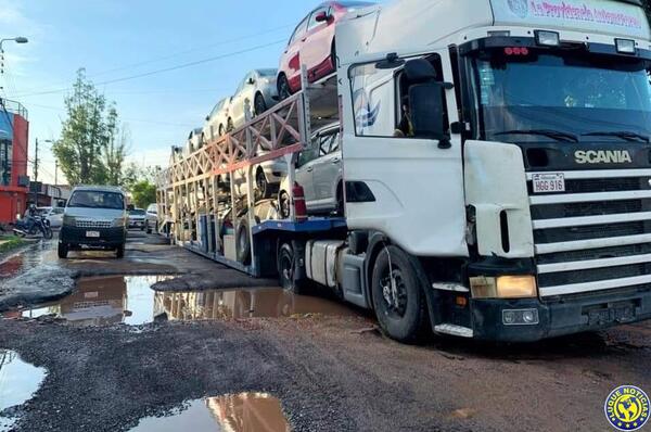 El colmo: Cráter casi se traga un camión en Luque •