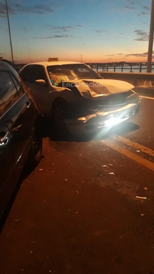 Múltiple choque dejó a un hombre gravemente herido en el puente San Roque González