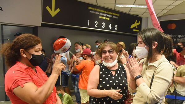 Esperado abrazo de compatriotas, tras meses de espera por virus