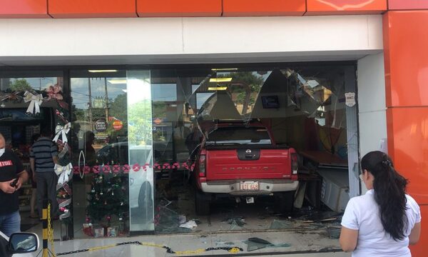 Conductora en vez de apretar el freno, pisó el acelerador y se llevó por delante un cajero – Diario TNPRESS
