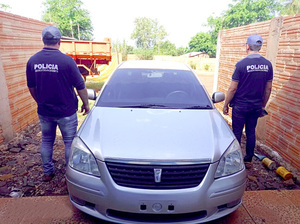 Recuperan en Ñacunday automóvil robado de estacionamiento de supermercado en CDE - La Clave