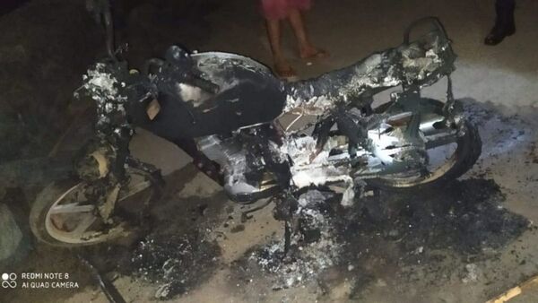 Quemó dos motos y fundió el aire de su ex porque rompieron