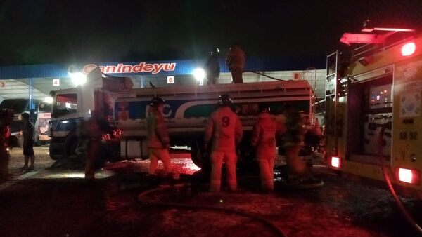 Revisaba tanque de combustible con celular y hubo una explosión