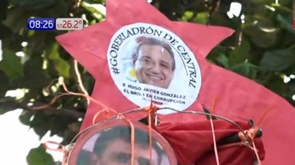 Instalan «arbolito de la corrupción» frente al Ministerio Público | Noticias Paraguay