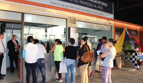Caos en puestos migratorios: ante aglomeraciones, recuerdan requisitos para ingresar al país - ADN Digital