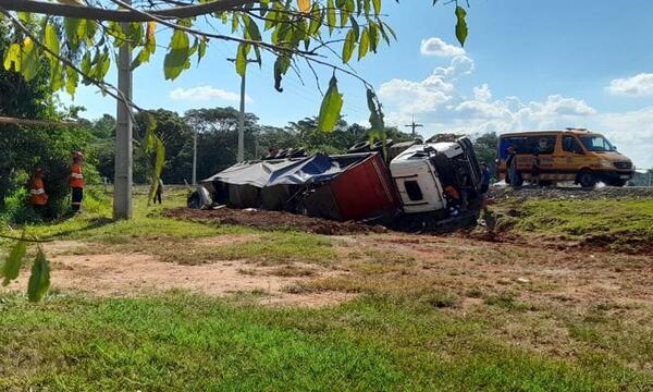 Camión volcó por desperfectos mecánicos en Coronel Oviedo – Prensa 5
