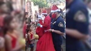 Policías se vistieron de Papá Noel y repartieron juguetes por Navidad