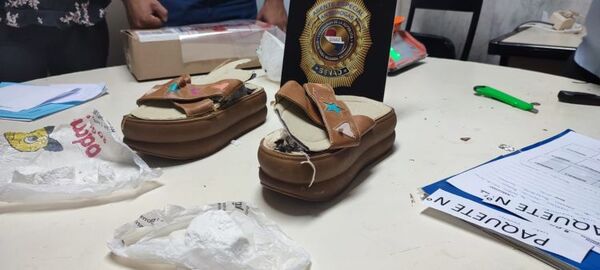 Pretendían enviar droga oculta en calzados a España