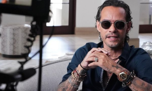 Marc Anthony deja muy preocupados a sus seguidores con sus raros movimientos de mandíbula