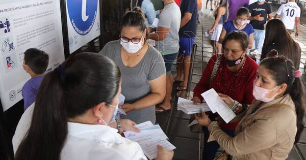La Nación / COVID-19: veraneantes incumplen protocolo y se genera aglomeración en el Puente de la Amistad