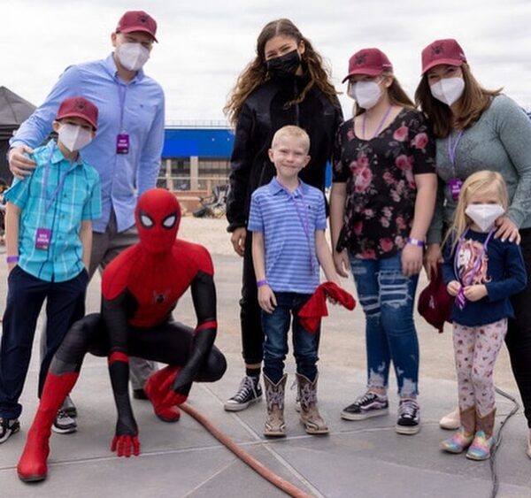 Tom Holland, Zendaya y el elenco de ‘Spider-Man’ conocen a un niño fan que salvó a su hermana del ataque de un perro