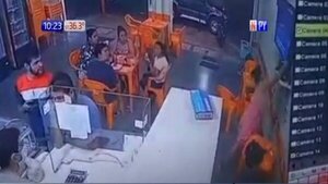 Poseída por el hambre arrancó el televisor de un local de comidas rápidas | Noticias Paraguay