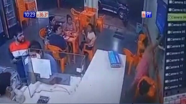 Poseída por el hambre arrancó el televisor de un local de comidas rápidas | Noticias Paraguay