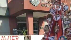 "Arbolito de la corrupción" frente al Ministerio Público