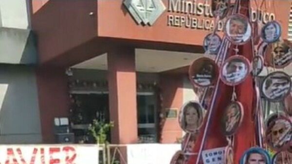 "Arbolito de la corrupción" frente al Ministerio Público