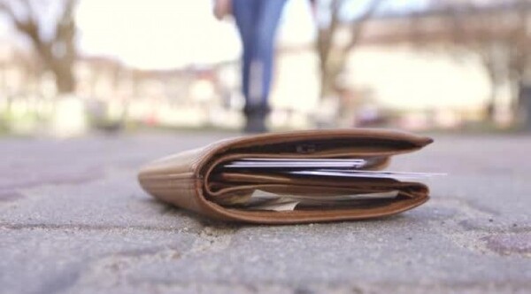 Un hombre encontró una billetera con G. 3 millones en plena vía pública y la devolvió a su dueño