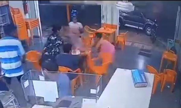 ¿Tiró la tele y atacó a clientes de un bar por “ataque de hambre”?